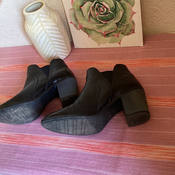 Super Cute DOROTHY GAYNOR booties - Picture 6 of 11